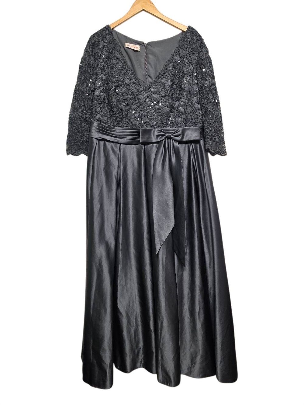 JJ’s House Grey Lace & Satin Formal Dress – Size 20